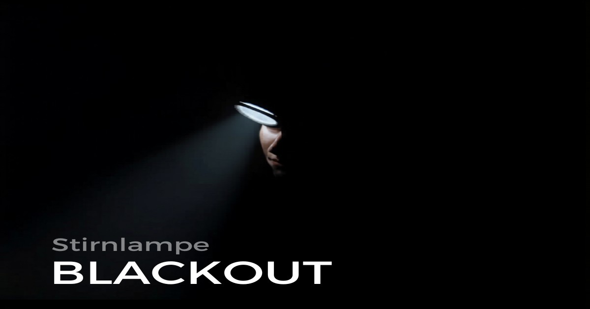 Stirnlampe im Blackout – Person mit Licht im Dunkeln